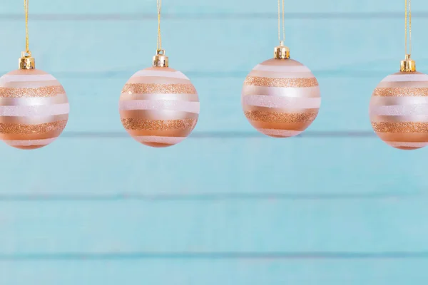 Kerstballen opknoping op blauwe houten achtergrond — Stockfoto