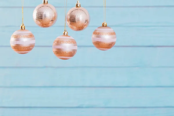 Boules de Noël suspendues sur fond bleu en bois — Photo