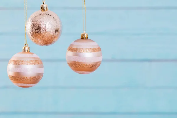 Bolas de Navidad colgando sobre fondo de madera azul — Foto de Stock