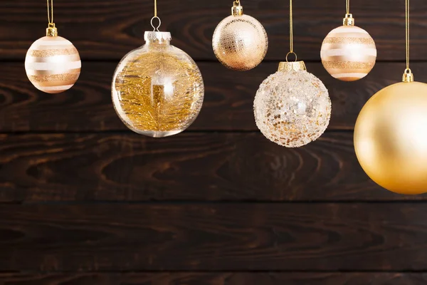 Boules de Noël suspendues sur fond en bois foncé — Photo