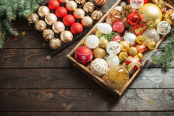 Bolas de Navidad en caja sobre fondo de madera oscura — Foto de Stock