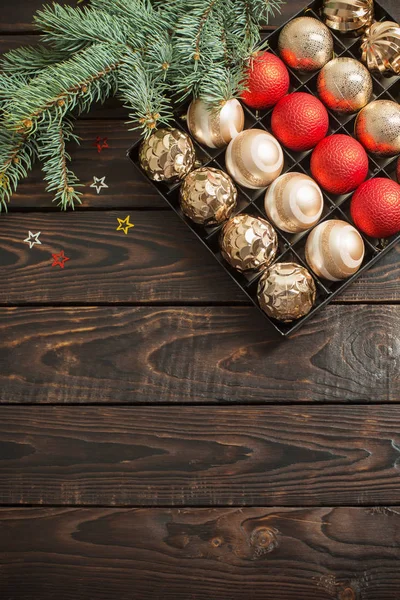 Julbollar i rutan på mörkt trä bakgrund — Stockfoto
