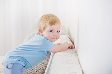 güzel bir gülümseme bebek beyaz zemin üzerine