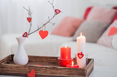 İç taraftaki beyaz masada mum yakmak. Sevgililer Günü Kutlaması