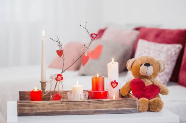 İç taraftaki beyaz masada mum yakmak. Sevgililer Günü Kutlaması