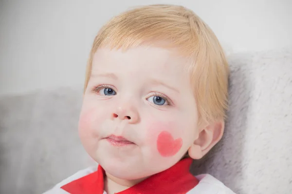 Beau garçon avec coeur peint sur sa joue — Photo