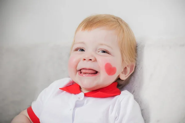 Chico guapo con el corazón pintado en la mejilla —  Fotos de Stock