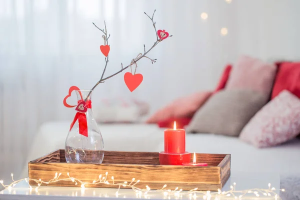 안에 있는 하얀 테이블 위에서 촛불을 켜고. 발렌틴의 날이 맞다 — 스톡 사진
