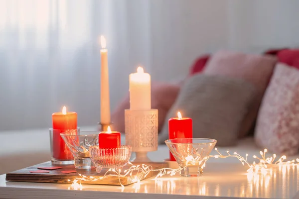 Burning candles on white table in interior. Valentines day conce — Stock Photo, Image