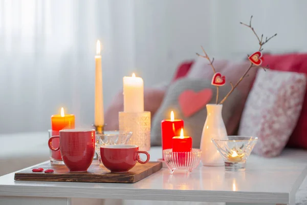 Burning candles on white table in interior. Valentines day conce — Stock Photo, Image