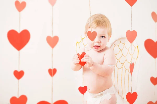 Kleine baby met engelenvleugels, Valentijnsdag concept — Stockfoto