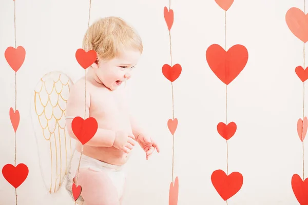 Petit bébé aux ailes d'ange, concept Saint Valentin — Photo
