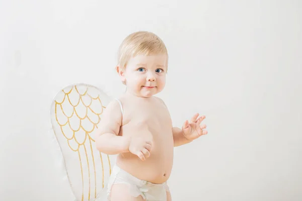 Pequeño bebé con alas de ángel, concepto del día de San Valentín —  Fotos de Stock