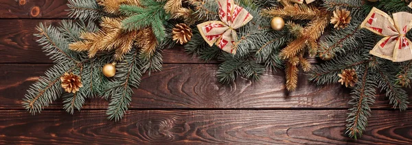 Sparren takken met kerstdecor op oude donkere houten achtergrond — Stockfoto