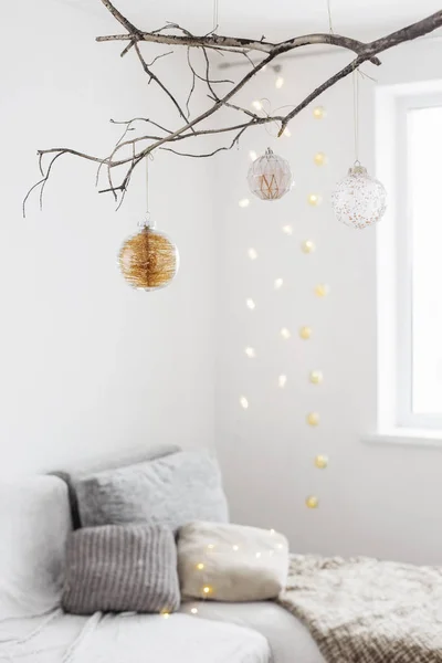 Bolas de Natal no ramo dourado no interior branco — Fotografia de Stock