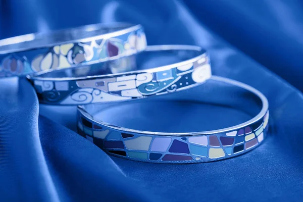 Bracelets sur tissu bleu. Couleur bleu classique 2020 . — Photo