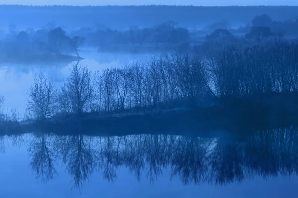 Красивый туманный пейзаж. Классический синий 2020 . — стоковое фото