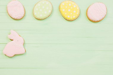 Yeşil ahşap arka planda Paskalya süslemeleri