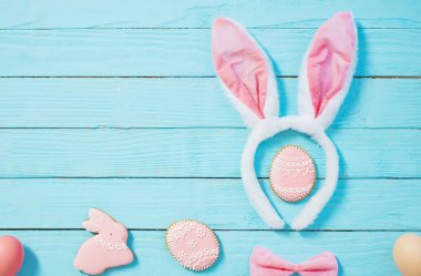 Mavi ahşap arka planda Paskalya süslemeleri 