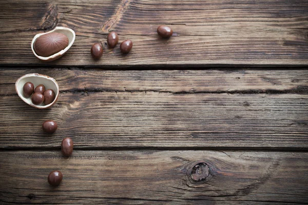 Uova di cioccolato su sfondo di legno scuro — Foto Stock