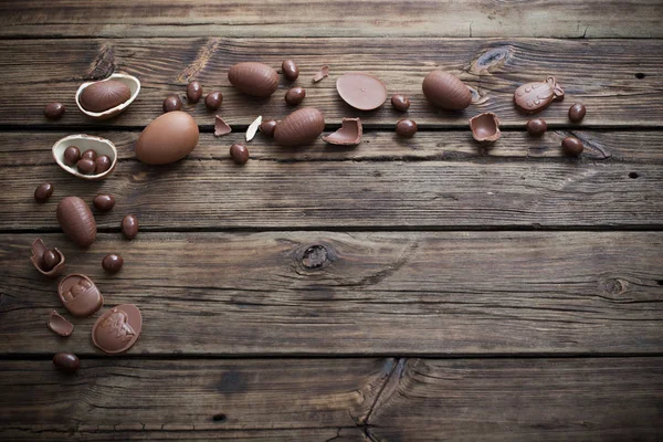 Uova di cioccolato su sfondo di legno scuro — Foto Stock