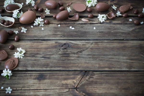 Huevos de chocolate sobre fondo de madera oscura — Foto de Stock