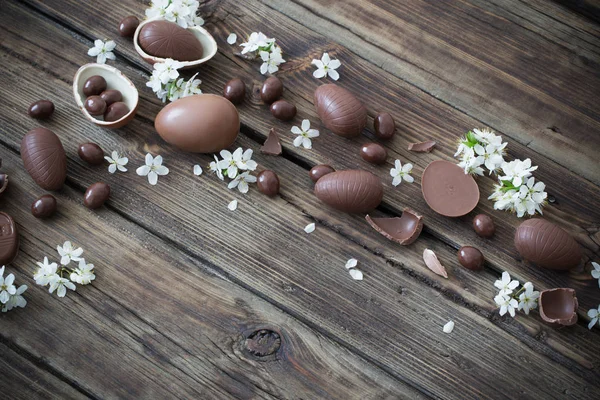 Koyu ahşap arka planda çikolatalı yumurtalar — Stok fotoğraf