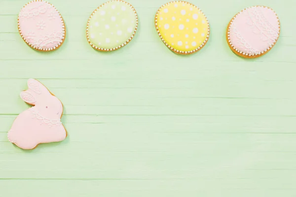 Decoraciones de Pascua sobre fondo de madera verde — Foto de Stock