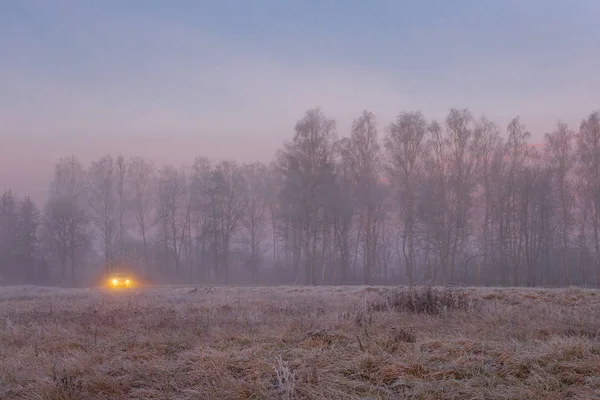 Zimní mlhavá ranní krajina s autem — Stock fotografie