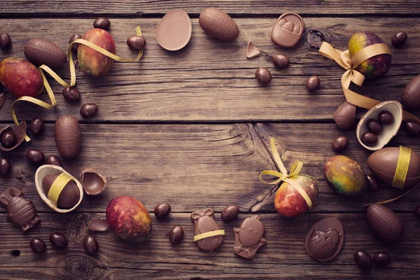 Koyu ahşap arka planda çikolatalı yumurtalar — Stok fotoğraf