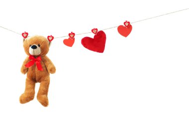 Kırmızı kalpli oyuncak ayı beyaz arka planda izole edilmiş. Valentin.