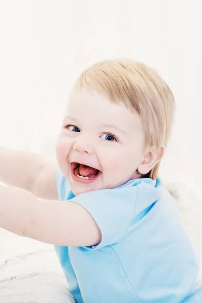 Счастливый смешной ребенок на белом фоне — стоковое фото