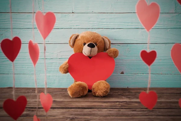 Osito de peluche con corazón rojo sobre fondo de madera viejo. San Valentín —  Fotos de Stock