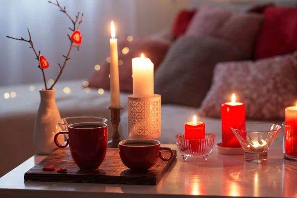 Kaarsen branden op witte tafel in het interieur. Valentijnsdag conce — Stockfoto