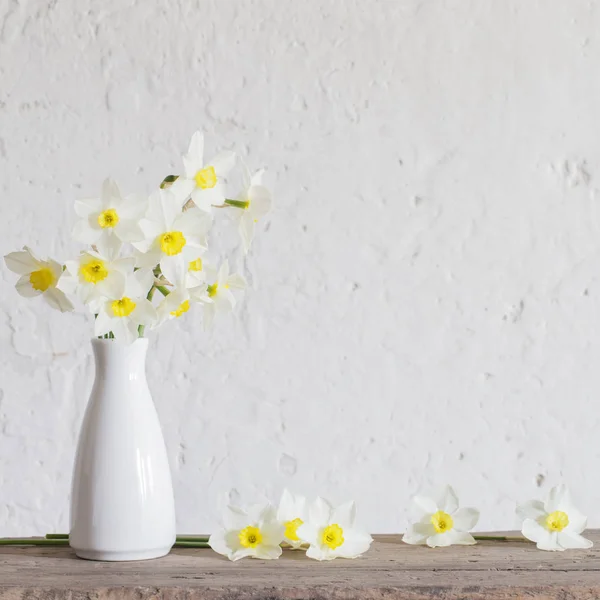 Narcissen in witte vaas op witte achtergrond — Stockfoto