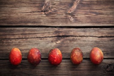 Eski ahşap arka planda Paskalya yumurtası 