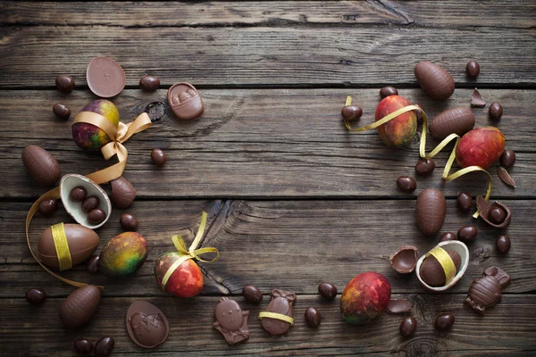 Ovos de chocolate no fundo de madeira escura — Fotografia de Stock