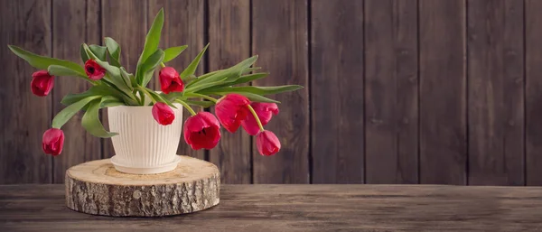 木製の背景に赤いチューリップの花束 — ストック写真