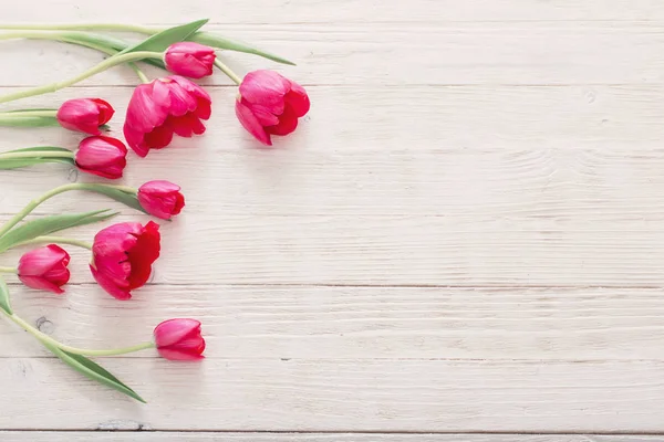 Różowe tulipany na białym tle drewniane — Zdjęcie stockowe