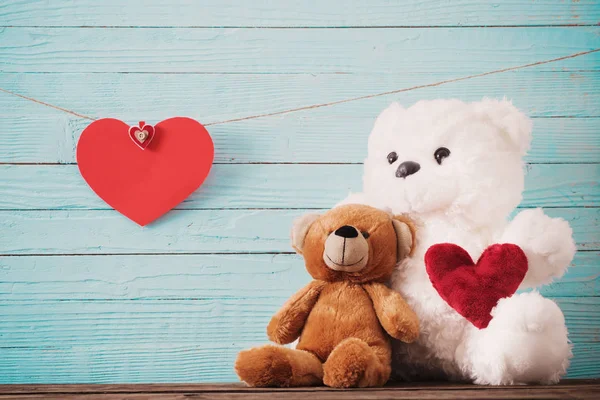 Osito de peluche con corazón rojo sobre fondo de madera viejo. San Valentín —  Fotos de Stock