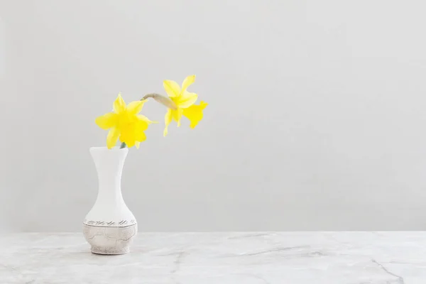 Narcisos amarillos en jarrón — Foto de Stock