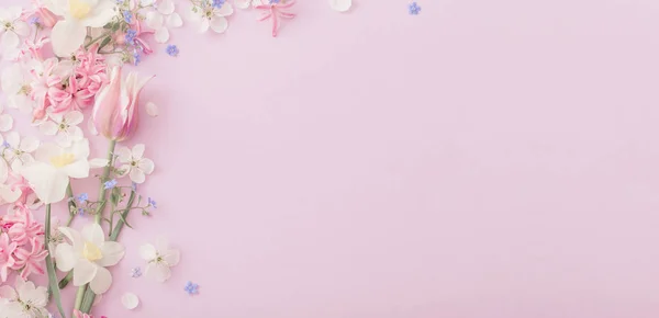 Schöne Frühlingsblumen auf Papier Hintergrund — Stockfoto