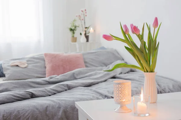 チューリップで花瓶で居心地の良いベッドルーム — ストック写真