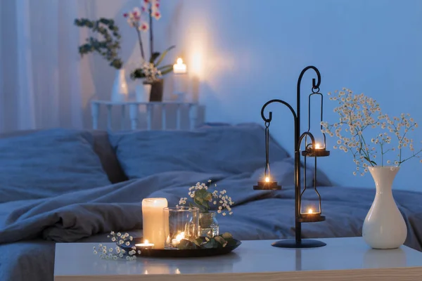 Antik ljusstake med brinnande ljus i sovrummet — Stockfoto