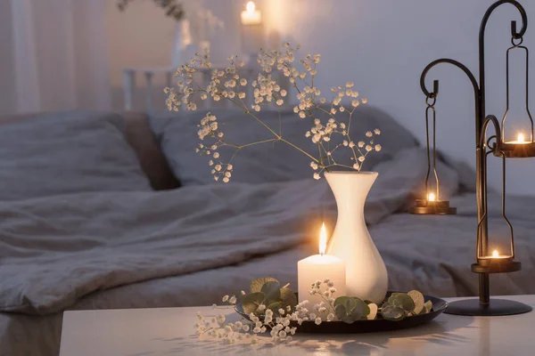 Антикварный подсвечник с горящими свечами в спальне — стоковое фото