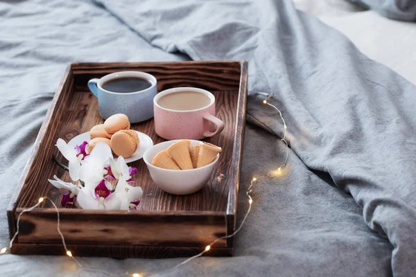 Dos taza de café en bandeja de madera en el dormitorio —  Fotos de Stock