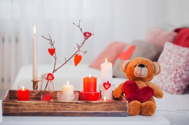 İç taraftaki beyaz masada mum yakmak. Sevgililer Günü Kutlaması