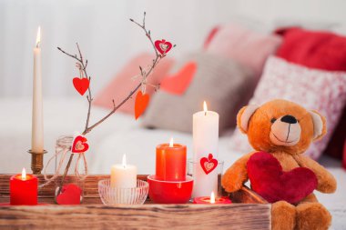 İç taraftaki beyaz masada mum yakmak. Sevgililer Günü Kutlaması