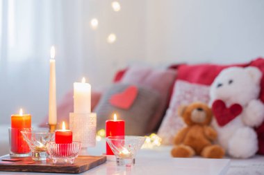 İç taraftaki beyaz masada mum yakmak. Sevgililer Günü Kutlaması