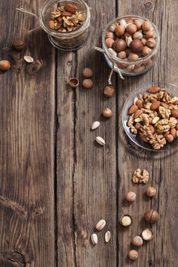 Eski ahşap yüzeyde fındık karışımı